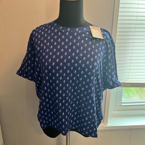 ✨ Boden NWT Navy Blue with cute print crop tee
Size US 12